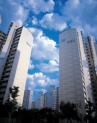 포토 JPG 주간 나무 식물 구름 건축물 현대건축 건축 산업 로우앵글 하늘 아파트 주택 한국 풍경 빌딩 사람없음 야외 건물 경제 도시풍경 맑음 고층빌딩 도시 아파트분양 국내포토 자연요소 아시아 뷰포인트 날씨 분양 파일형식