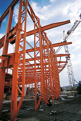 포토 JPG 주간 구름 건축물 현대건축 건축 산업 로우앵글 공업 하늘 노동자 공사 사람 야외 두명 경제 기계 건설현장 작업 작업실 중장비 구조물 기중기 철근 타워크레인 철탑 운반도구 운반기계 철골 국내포토 자연요소 직업 뷰포인트 건설업 탑 도구 산업장비 파일형식