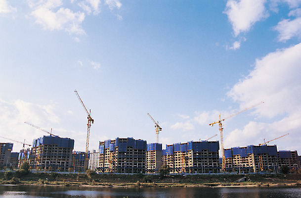 포토 JPG 구름 건축물 현대건축 건축 산업 공업 하늘 아파트 주택 공사 빌딩 사람없음 건물 경제 강 맑음 기계 건설현장 중장비 구조물 기중기 타워크레인 철탑 운반도구 아파트분양 운반기계 국내포토 자연요소 날씨 건설업 탑 도구 산업장비 분양 파일형식