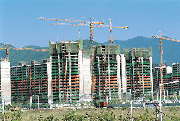 포토 JPG 건축물 현대건축 건축 산업 공업 아파트 주택 공사 빌딩 사람없음 건물 경제 기계 건설현장 중장비 구조물 기중기 타워크레인 철탑 운반도구 아파트분양 운반기계 국내포토 건설업 탑 도구 산업장비 분양 파일형식