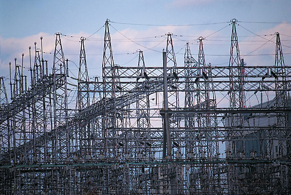 포토 JPG 주간 구름 시설물 건축물 공공시설 산업 로우앵글 하늘 사람없음 야외 건물 경제 탑 발전소 에너지 전선 구조물 전기에너지 전봇대 철탑 송전탑 변전소 국내포토 자연요소 건축 뷰포인트 시설 파일형식