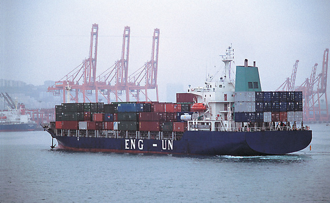 포토 JPG 주간 산업 교통수단 바다 수상교통 항해 사람없음 야외 경제 항구 기계 안개 한척 운반 컨테이너 화물선 기중기 무역 무역항 선적 적재 선박 국내포토 자연요소 1 교통 배_교통 교통시설 날씨 중장비 파일형식