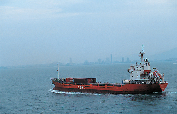 포토 JPG 주간 산업 교통수단 바다 수상교통 항해 사람없음 야외 경제 항구 안개 한척 운반 컨테이너 화물선 무역 무역항 선박 국내포토 자연요소 1 교통 배_교통 교통시설 날씨 파일형식