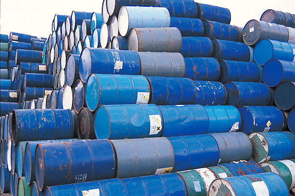 포토 JPG 주간 구름 산업 공업 하늘 통 사람없음 야외 경제 쌓기 재활용 철 재활용품 드럼통 적재 철제 국내포토 자연요소 모션 친환경 파일형식