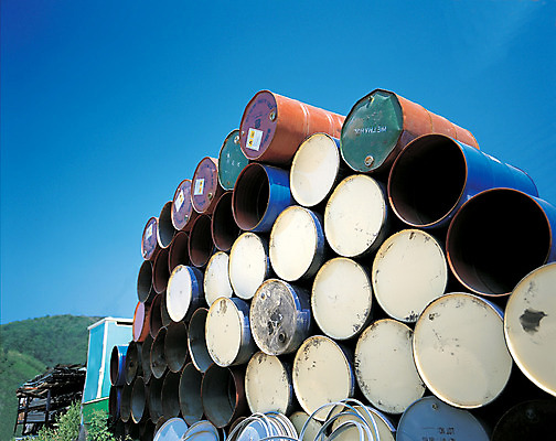 포토 JPG 주간 구름 산업 로우앵글 공업 하늘 통 사람없음 야외 경제 쌓기 재활용 철 재활용품 드럼통 적재 철제 국내포토 자연요소 뷰포인트 모션 친환경 파일형식