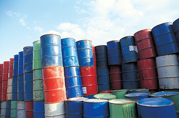 포토 JPG 주간 구름 산업 공업 하늘 통 사람없음 야외 경제 쌓기 재활용 철 재활용품 드럼통 적재 철제 국내포토 자연요소 모션 친환경 파일형식