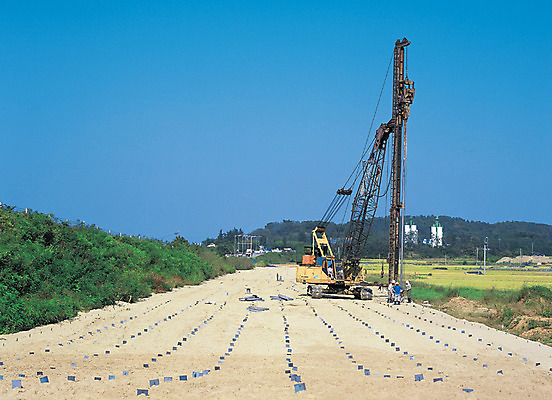 포토 JPG 주간 건축 산업 자연 노동자 산 공사 사람 야외 세명 경제 기계 원근감 건설현장 작업 작업실 중장비 굴착기 작업자 국내포토 자연요소 직업 뷰포인트 건설업 산업장비 생태계 파일형식