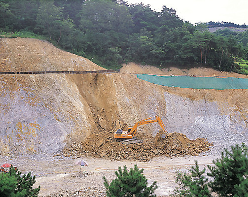 포토 JPG 주간 나무 식물 건축 산업 공업 자연 산 공사 사람없음 야외 경제 흙 건설현장 파라솔 중장비 발전 채석장 포크레인 공사중 채석 국내포토 자연요소 컨셉 건설업 산업장비 돌산 생태계 파일형식