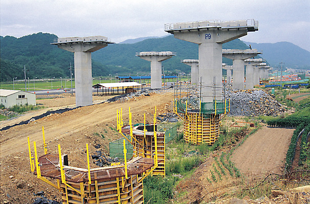 포토 JPG 주간 시설물 건축물 현대건축 건축 산업 산 공사 사람없음 야외 경제 건설현장 성장 기둥 발전 철근 뼈대 기초공사 가교 국내포토 자연요소 컨셉 건설업 파일형식
