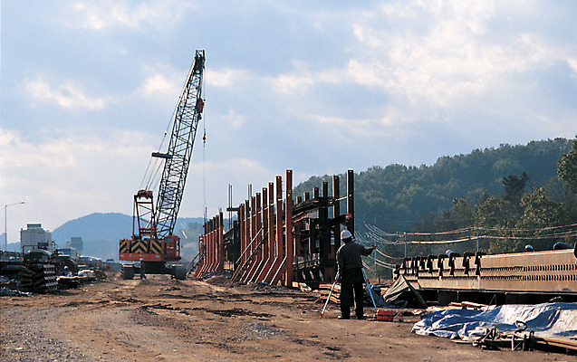 포토 JPG 주간 건축 산업 공업 자연 노동자 산 건설업 공사 사람 여러명 야외 경제 건설현장 작업 작업실 중장비 발전 기중기 철근 뼈대 공사중 기초공사 작업자 국내포토 자연요소 직업 다수 컨셉 산업장비 생태계 파일형식