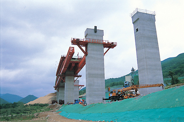 포토 JPG 주간 건축물 현대건축 건축 산업 로우앵글 산 공사 사람없음 야외 경제 건설현장 성장 기둥 중장비 발전 기중기 기초공사 가교 국내포토 자연요소 뷰포인트 컨셉 건설업 산업장비 파일형식