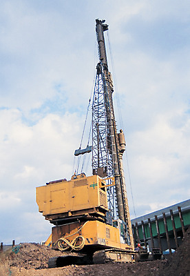 포토 JPG 주간 건축물 건축 산업 로우앵글 공업 공사 사람없음 야외 경제 기계 흙 건설현장 중장비 발전 굴착기 공사중 가교 국내포토 자연요소 뷰포인트 컨셉 건설업 산업장비 파일형식