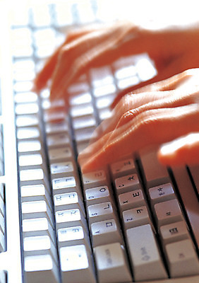 포토 JPG 손 포즈 신체 비즈니스 손가락 모션 버튼 실내 한명 사람 손짓 근접촬영 아웃포커스 신체부위 경제 컴퓨터 양손 타이핑 키보드 업무 직장인 작업실 누름 소프트포커스 흔들림 치기 키패드 국내포토 직업 1 뷰포인트 촬영기법 내부 전자제품 작업 파일형식