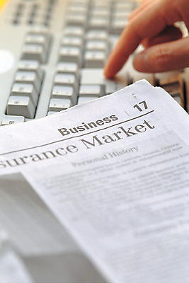 포토 JPG 문자 손 알파벳 영어 신체 비즈니스 손가락 한손 실내 한명 사람 근접촬영 아웃포커스 신체부위 금융 경제 컴퓨터 타이핑 키보드 업무 직장인 작업실 신문 누름 영자신문 키패드 국내포토 직업 1 뷰포인트 모션 촬영기법 내부 간행물 전자제품 작업 뉴스 파일형식