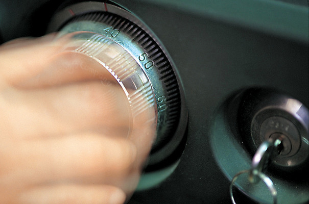 포토 JPG 손 포즈 신체 모션 열쇠 한손 한명 사람 손짓 근접촬영 아웃포커스 신체부위 금융 경제 오픈 닫기 암호 소프트포커스 흔들림 저장 잠금 보안 금고 다이얼 돌리기 국내포토 1 뷰포인트 촬영기법 안전 파일형식