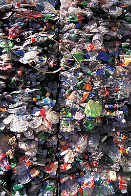 포토 JPG 주간 산업 다수 백그라운드 사람없음 야외 경제 쌓기 여러개 재활용 병 쓰레기 폐기물 플라스틱 버리기 페트병 재활용품 적재 고물상 압축 폐자재 국내포토 자연요소 식기 모션 재질 친환경 자재 병_담는 파일형식