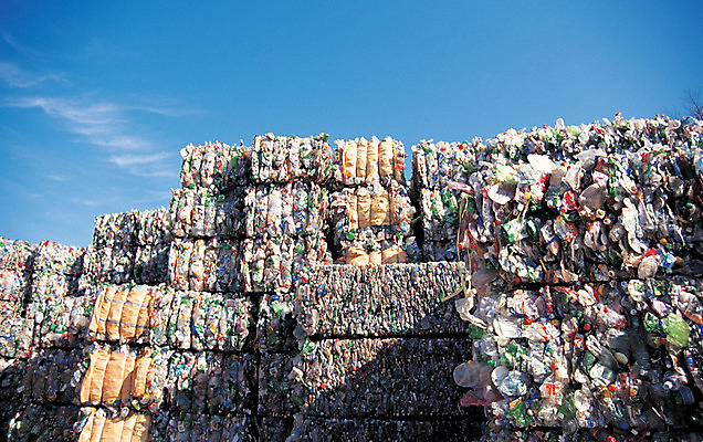 포토 JPG 주간 구름 산업 하늘 사람없음 야외 경제 쌓기 맑음 여러개 재활용 병 쓰레기 폐기물 플라스틱 버리기 페트병 재활용품 적재 고물상 압축 폐자재 국내포토 자연요소 식기 다수 모션 재질 날씨 친환경 자재 병_담는 파일형식