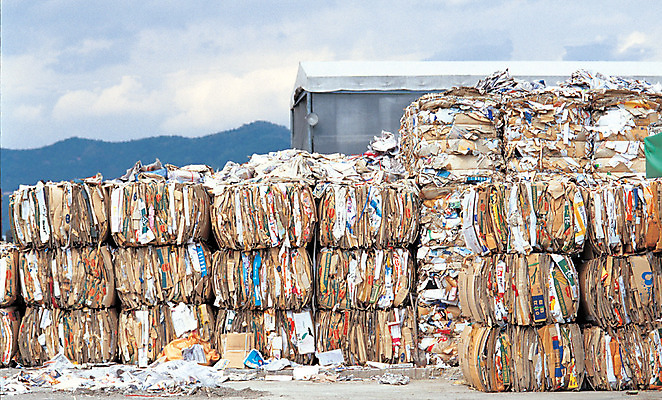 포토 JPG 주간 산업 종이 사람없음 야외 경제 상자 쌓기 여러개 재활용 지저분함 쓰레기 폐기물 버리기 재활용품 적재 고물상 매립 압축 폐자재 폐지 국내포토 자연요소 다수 모션 감각 친환경 자재 파일형식