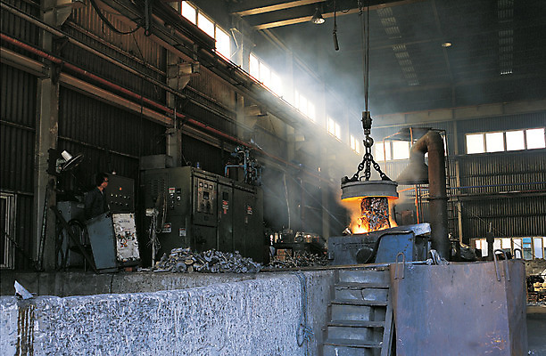 포토 JPG 남자 산업 공장 불 불꽃 노동자 실내 한명 사람 동양인 성인 경제 작업 작업실 작업장 제조 철 제조업 용광로 작업자 제철소 남자만 남자한명만 성인남자만 성인만 국내포토 자연요소 직업 1 공업 인종 내부 파일형식