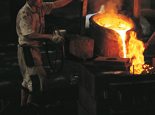 포토 JPG 남자 산업 공장 불 불꽃 노동자 실내 한명 사람 동양인 성인 아웃포커스 경제 작업 작업실 작업장 제조 철 제조업 용광로 작업자 제철소 남자만 남자한명만 성인남자만 성인만 국내포토 자연요소 직업 1 공업 촬영기법 인종 내부 파일형식