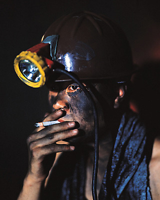 포토 JPG 응시 남자 노동자 흡연 담배 한명 사람 동양인 상반신 성인 어둠 손전등 작업 지저분함 안전모 헬멧 광부 갱도 광산 보호장치 작업자 남자만 남자한명만 성인남자만 성인만 헤드랜턴 국내포토 직업 1 시선 조명 인종 장비 랜턴 감각 안전장비 보호장비 파일형식