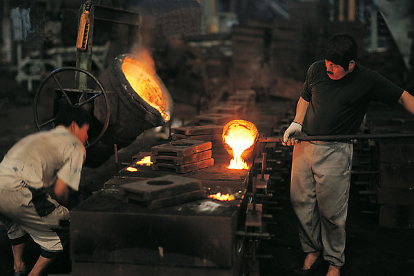 포토 JPG 남자 산업 공장 노동자 실내 사람 동양인 성인 두명 아웃포커스 경제 작업 작업실 작업장 제조 철 제조업 용광로 작업자 제철소 남자만 성인남자만 성인만 국내포토 직업 공업 촬영기법 인종 내부 파일형식