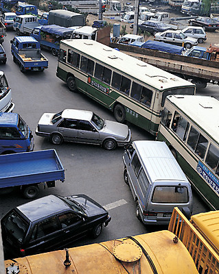 포토 JPG 주간 도로 길 육상교통 교통수단 교통 승용차 자동차 거리 버스 한국 거리풍경 사람없음 야외 하이앵글 차도 트럭 돌_바위 혼잡 교차로 승합차 여러대 대형차 소형차 복잡 정체 국내포토 자연요소 아시아 뷰포인트 다수 컨셉 교통시설 대중교통 풍경 파일형식