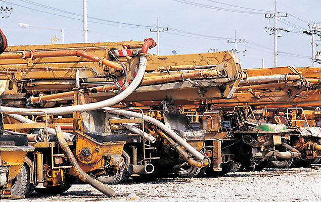 포토 JPG 주간 건축 산업 교통수단 자동차 사람없음 야외 경제 기계 장비 전선 운송업 운반 중장비 기중기 전봇대 여러대 특수차량 국내포토 자연요소 공공시설 육상교통 다수 교통 산업장비 파일형식