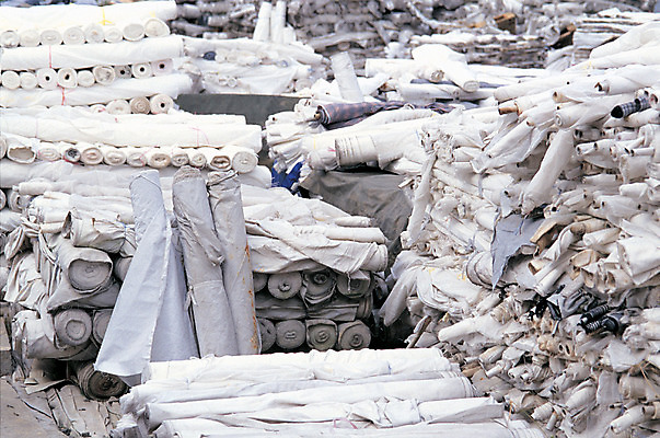 포토 JPG 주간 옷 산업 다수 재료 공장 사람없음 야외 경제 쌓기 여러개 직물 두루마리 천 창고 오브젝트 원료 섬유 자재 부자재 국내포토 자연요소 공업 모션 파일형식