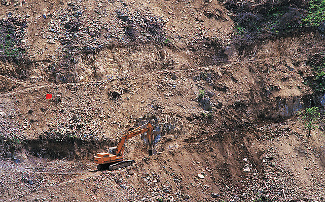 포토 JPG 주간 건축 산업 공업 자연 산 공사 사람없음 야외 경제 흙 건설현장 중장비 발전 포크레인 공사중 국내포토 자연요소 컨셉 건설업 산업장비 생태계 파일형식