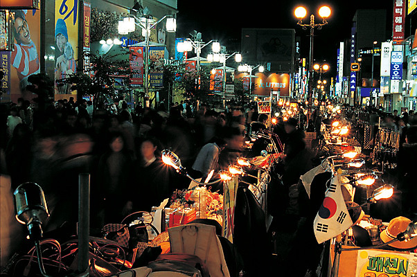 포토 JPG 아시아 야경 가로등 조명 거리 한국 거리풍경 사람 여러명 야외 빛 도시풍경 상점 어둠 원근감 시골 도시 밤거리 보행자 도심 군중 저녁 노점상 대구 동성로 대구시 국내포토 공공시설 나라 뷰포인트 다수 어류 풍경 야간 파일형식 풍경_경치
