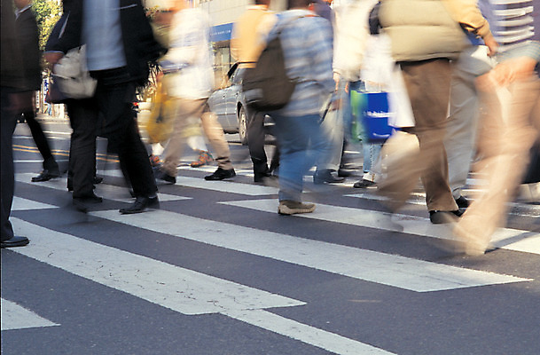 포토 JPG 주간 도로 길 자동차 거리 거리풍경 사람 여러명 야외 도시풍경 걷기 도시 보행자 횡단보도 흔들림 바쁨 건너기 횡단 국내포토 자연요소 육상교통 다수 교통시설 모션 풍경 보행로 파일형식