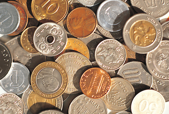 포토 JPG 다수 백그라운드 돈 비즈니스 종류 근접촬영 사람없음 금융 경제 하이앵글 세계 글로벌 동전 여러개 다양 원화 오브젝트 외화 금화 통화 세계화폐 은화 국내포토 뷰포인트 모션 재산 황금 파일형식