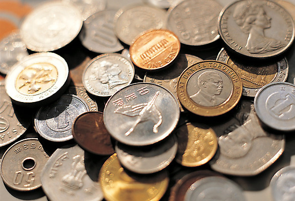 포토 JPG 다수 백그라운드 돈 비즈니스 종류 근접촬영 사람없음 아웃포커스 금융 경제 하이앵글 세계 글로벌 동전 여러개 다양 원화 오브젝트 외화 금화 통화 세계화폐 은화 국내포토 뷰포인트 모션 촬영기법 재산 황금 파일형식