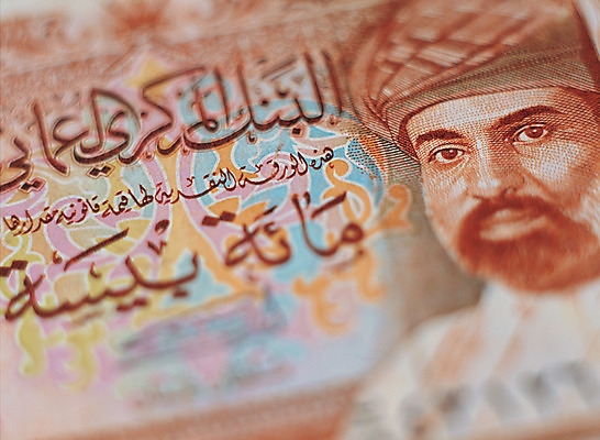 포토 JPG 문자 백그라운드 지폐 돈 비즈니스 중동 대화 근접촬영 사람없음 아웃포커스 금융 경제 아랍 오브젝트 외화 리알 바이사 아랍어 오만 오만리알 국내포토 나라 뷰포인트 촬영기법 말하기 재산 파일형식