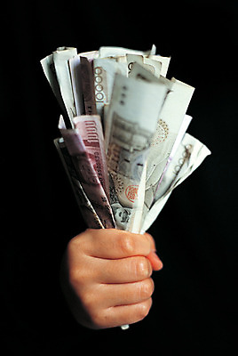 포토 JPG 스튜디오촬영 손 컨셉 지폐 돈 신체 비즈니스 검은배경 한손 실내 한명 들기 사람 근접촬영 아웃포커스 신체부위 금융 경제 주먹 원화 만원 돈다발 천원 움켜쥠 국내포토 1 뷰포인트 백그라운드 모션 촬영기법 내부 검은색 재산 파일형식