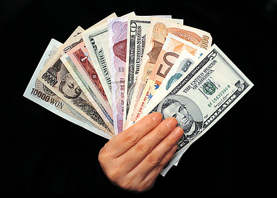 포토 JPG 스튜디오촬영 손 컨셉 지폐 돈 신체 비즈니스 검은배경 한손 실내 한명 들기 사람 신체부위 금융 경제 달러 유로 원화 엔 만원 외화 천원 오천원 10달러 50유로 5달러 만엔 국내포토 1 백그라운드 모션 내부 검은색 재산 파일형식