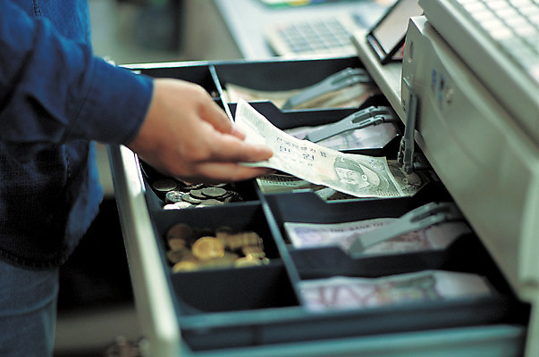 포토 JPG 손 지폐 돈 신체 실내 한명 들기 사람 아웃포커스 신체부위 금융 경제 상점 동전 원화 계산 종업원 계산대 결제 계산원 국내포토 직업 1 모션 촬영기법 내부 재산 파일형식