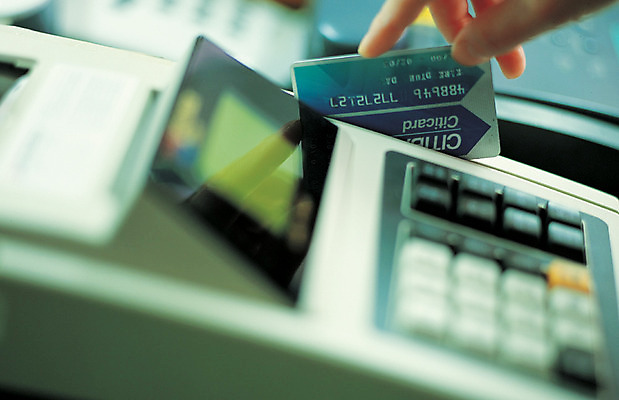 포토 JPG 손 신체 한손 한명 들기 사람 근접촬영 아웃포커스 신체부위 금융 경제 기계 신용카드 계산 종업원 계산대 결제 계산원 카드결제 카드단말기 국내포토 직업 1 뷰포인트 모션 촬영기법 단말기 파일형식