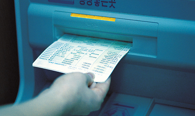 포토 JPG 손 신체 비즈니스 한손 실내 한명 사람 근접촬영 신체부위 금융 경제 기계 저축 잡기 은행 통장 ATM 넣기 인출 통장정리 국내포토 1 뷰포인트 모션 내부 정리 파일형식