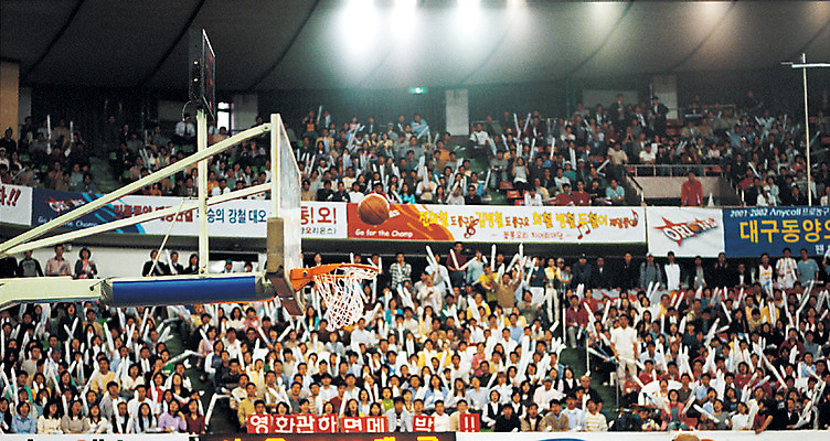 포토 JPG 스포츠 다수 공 스포츠시설 응원 농구 농구공 실내 사람 경기 여러명 운동 군중 골대 슛 농구대 관람 농구장 객석 응원석 국내포토 건강 내부 구기 시설 파일형식