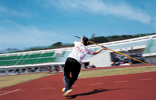 포토 JPG 주간 전신 창 스포츠 포즈 올림픽 스포츠시설 하계올림픽 모션 운동선수 한명 들기 경기 야외 운동 경기장 운동장 던지기 육상스포츠 육상선수 창던지기 국내포토 자연요소 1 무기 건강 사람 공간 시설 파일형식