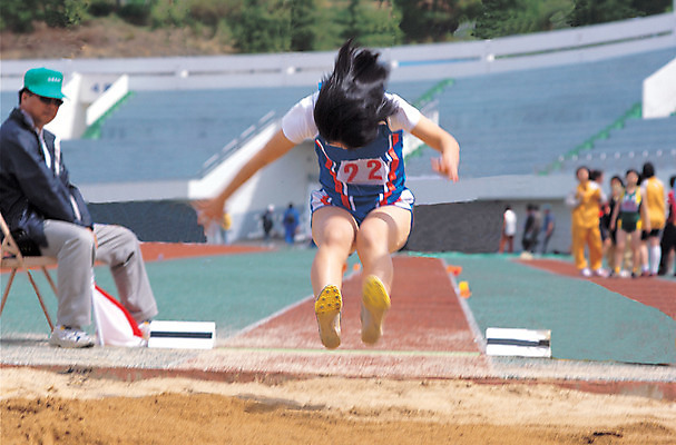 포토 JPG 주간 모래 스포츠 포즈 올림픽 스포츠시설 하계올림픽 모션 운동선수 경기 여러명 야외 공중 달리기 운동 점프 경기장 운동장 심판 육상스포츠 육상선수 판결 멀리뛰기 국내포토 자연요소 다수 건강 사람 공간 시설 파일형식