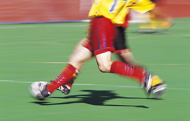 포토 JPG 주간 스포츠 포즈 올림픽 유니폼 신체 축구공 공 하계올림픽 모션 축구선수 운동선수 그림자 경기 잔디 야외 두명 신체부위 달리기 운동 미식축구 축구 경기장 운동장 하반신 다리 축구장 흔들림 드리블 축구경기 국내포토 자연요소 식물 옷 축구용품 스포츠시설 건강 사람 구기 공간 파일형식
