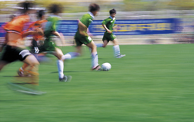포토 JPG 주간 스포츠 포즈 올림픽 유니폼 축구공 공 하계올림픽 모션 축구선수 운동선수 경기 잔디 여러명 야외 달리기 운동 미식축구 축구 경기장 운동장 축구장 흔들림 드리블 축구경기 국내포토 자연요소 식물 옷 다수 축구용품 스포츠시설 건강 사람 구기 공간 파일형식