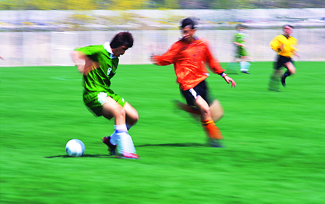 포토 JPG 주간 스포츠 포즈 올림픽 유니폼 축구공 공 하계올림픽 모션 축구선수 운동선수 경기 잔디 여러명 야외 달리기 운동 미식축구 축구 경기장 운동장 심판 축구장 흔들림 드리블 축구경기 국내포토 자연요소 식물 옷 다수 축구용품 스포츠시설 건강 사람 구기 공간 파일형식