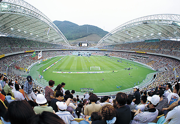 포토 JPG 주간 스포츠 다수 올림픽 스포츠시설 응원 하계올림픽 경기 여러명 야외 운동 축구 스타디움 경기장 운동장 군중 축구장 축구경기 관람 객석 국내포토 자연요소 건강 사람 구기 공간 시설 파일형식