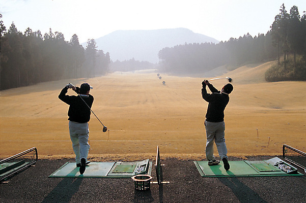 포토 JPG 주간 라이프스타일 남자 스포츠 포즈 골프 스포츠시설 골프장 필드 레저 운동선수 서기 사람 취미 야외 두명 뒷모습 레포츠 운동 골프채 원근감 골퍼 스윙 레저시설 치기 남자만 국내포토 자연요소 뷰포인트 모션 골프용품 건강 생활 구기 시설 파일형식