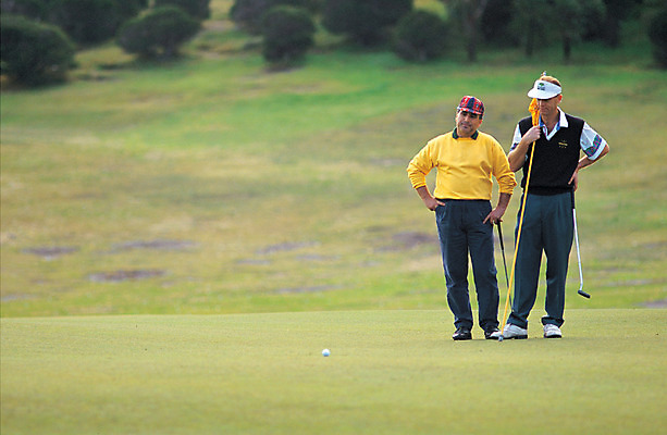 포토 JPG 주간 서양인 외국인 라이프스타일 남자 스포츠 골프 골프장 필드 레저 운동선수 골프공 서기 사람 경기 야외 두명 레포츠 운동 골프채 골퍼 캐디 남자만 국내포토 자연요소 직업 공 스포츠시설 모션 골프용품 건강 인종 생활 구기 파일형식