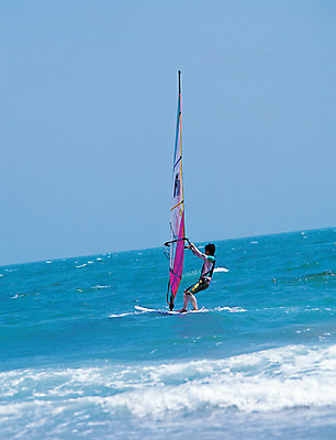 포토 JPG 주간 계절 남자 스포츠 파도 바다 레저 휴가 한명 서기 사람 야외 여름 레포츠 여름휴가 바캉스 운동 윈드서핑 수상스포츠 서핑보드 서핑 승차 서퍼 윈드서퍼 남자만 남자한명만 국내포토 자연요소 1 모션 운동선수 건강 보드_스포츠 파일형식 여름_계절